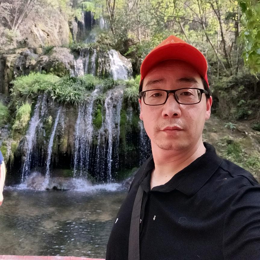 上蔡石像北，春雨路两百米左右莹丽生活超市