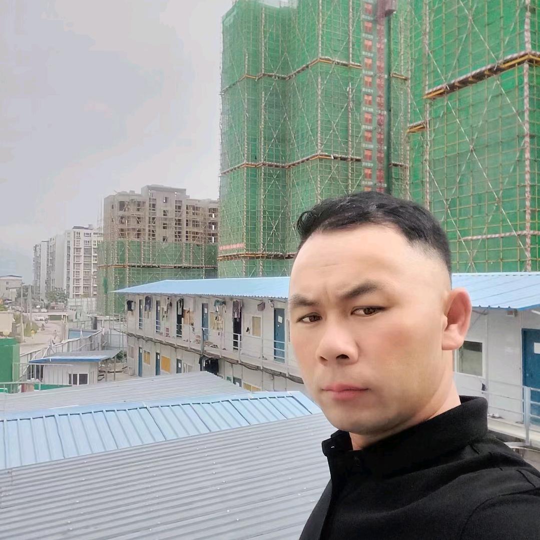 钢管架上的行者