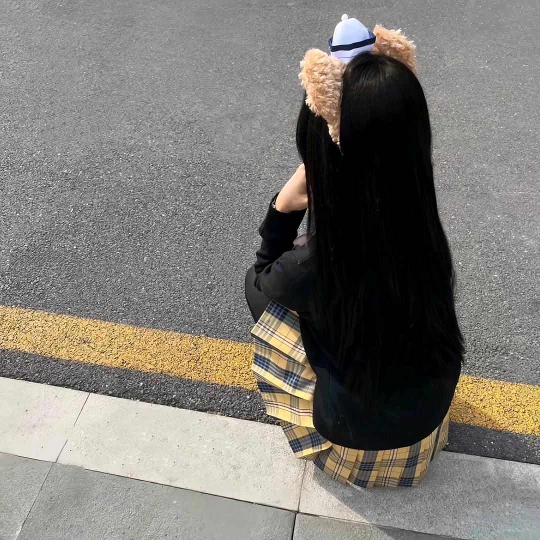 慕  覃.