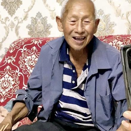 乡村老爷子幸福生活