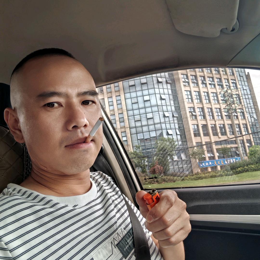 洋芋国小杨在金华做瑜伽球工厂