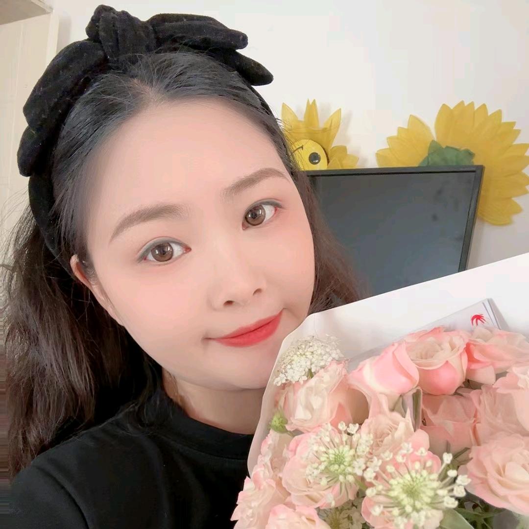 边吃边减的亚亚吖