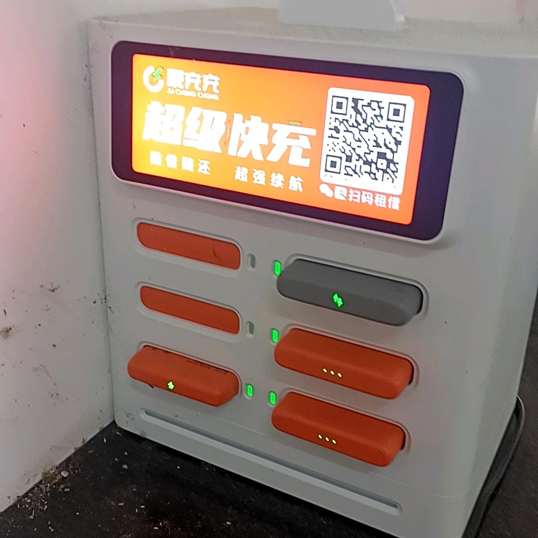 张总爱唱歌。