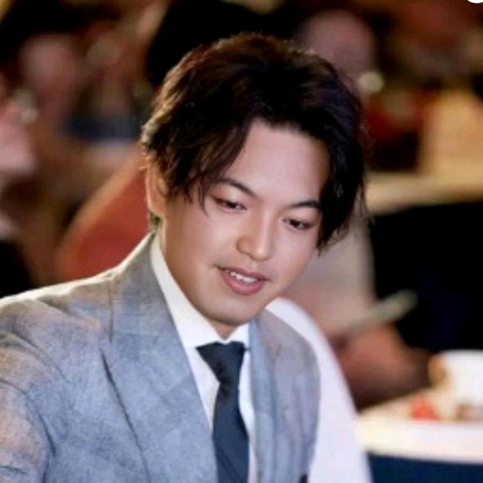 在喀布尔跳绳的菩提树