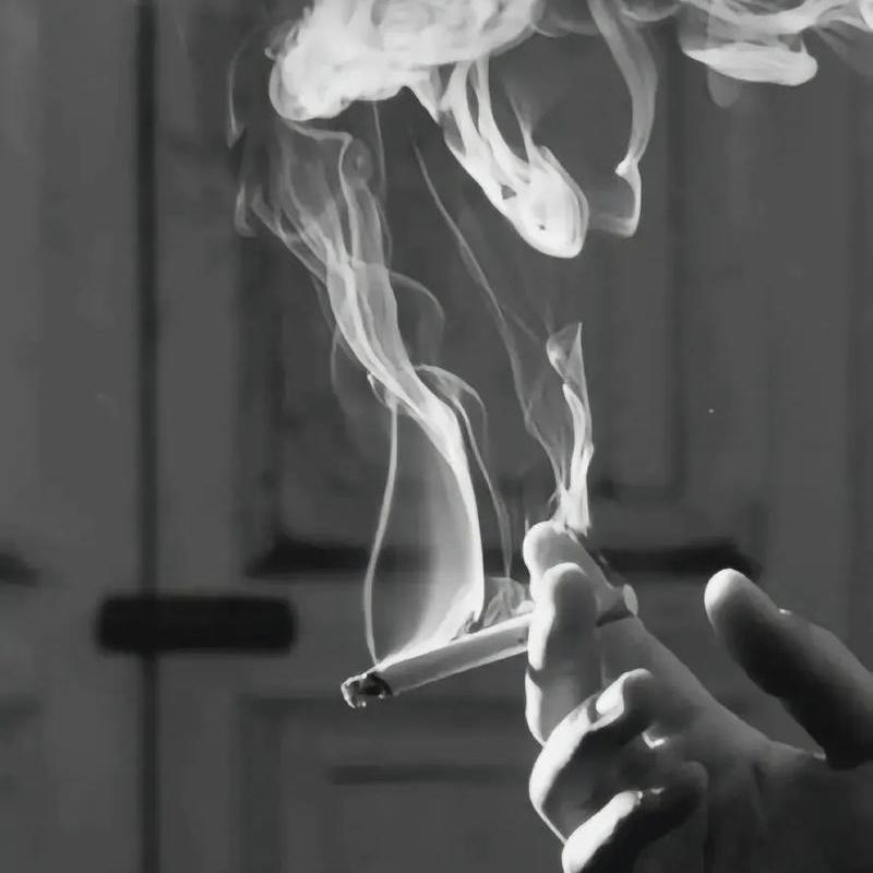 指尖缠绕的烟雾