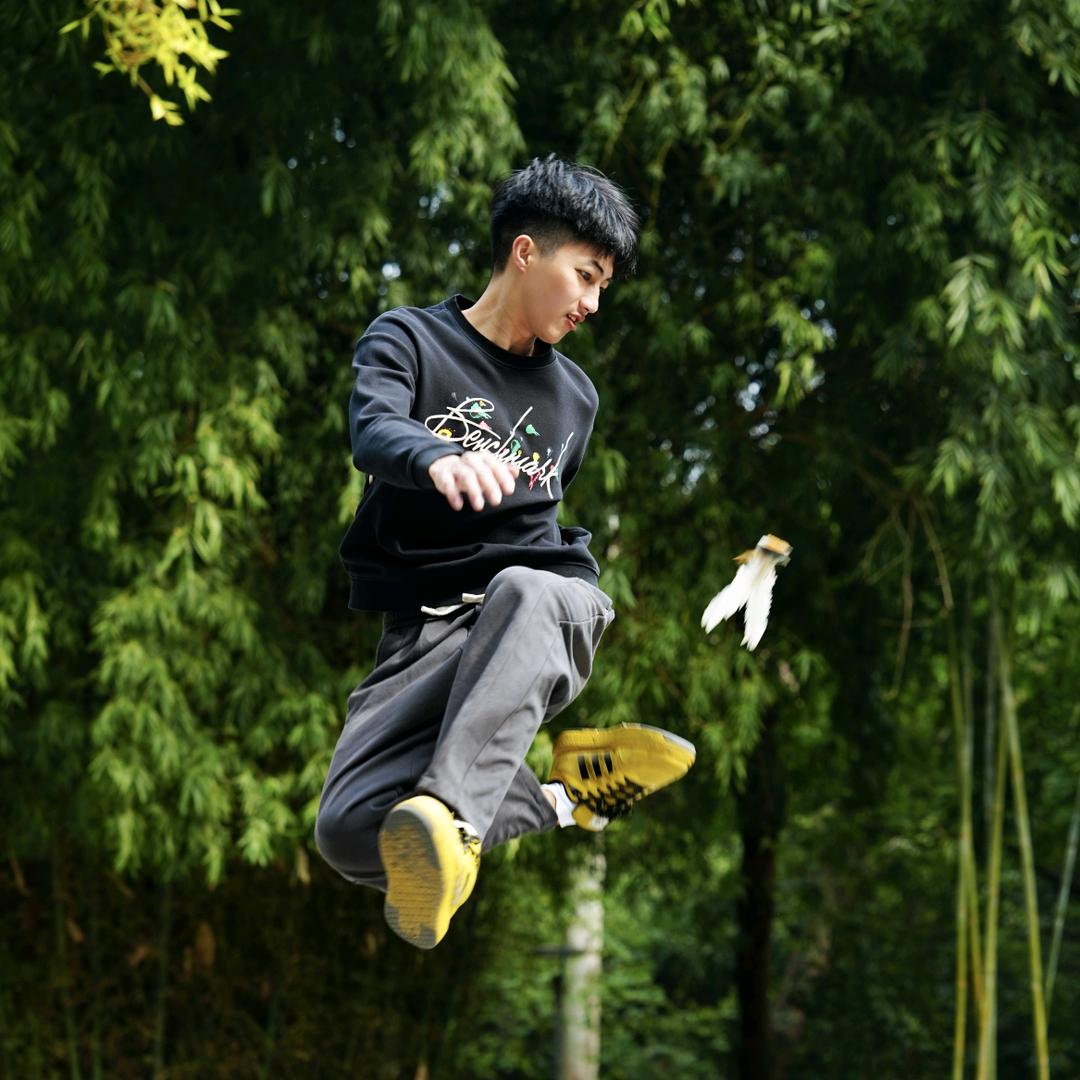 大白爱踢毽子