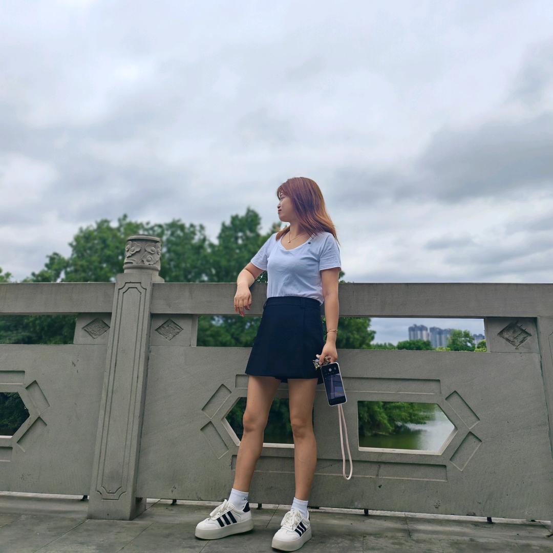 莉莉๑•́₃•̀๑