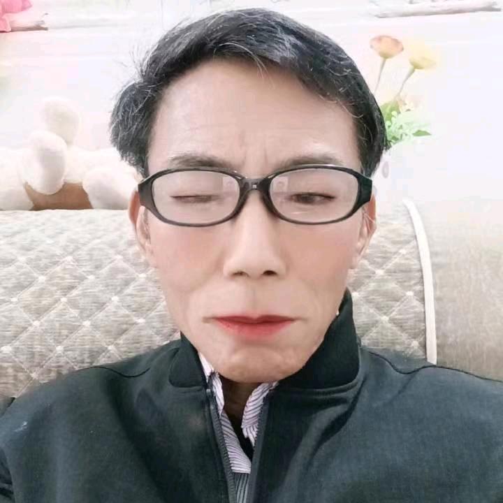 人在河边乐
