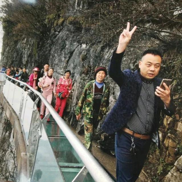 采蘑菇小伙