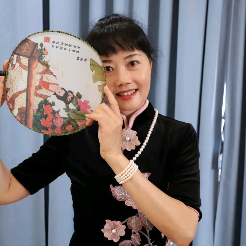 爱跳舞的美术老师