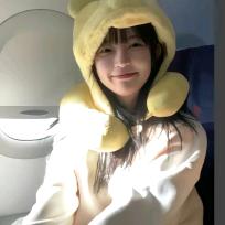 对方正在长头发。