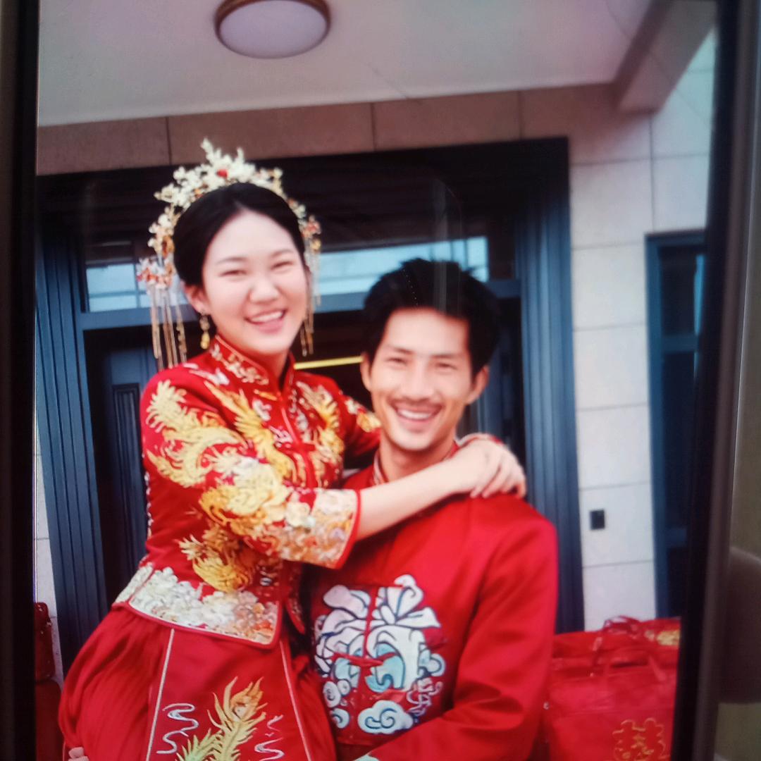 孤单的人，孤单的情。孤单的风雨，有人陪。