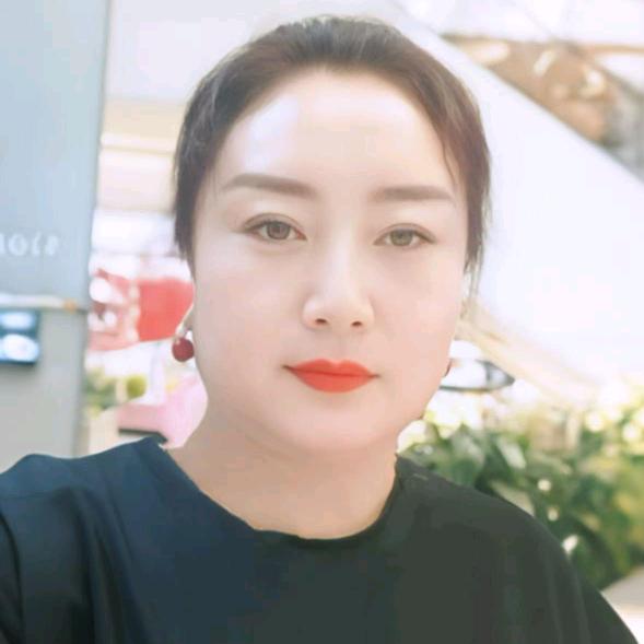 长皱纹的小女孩