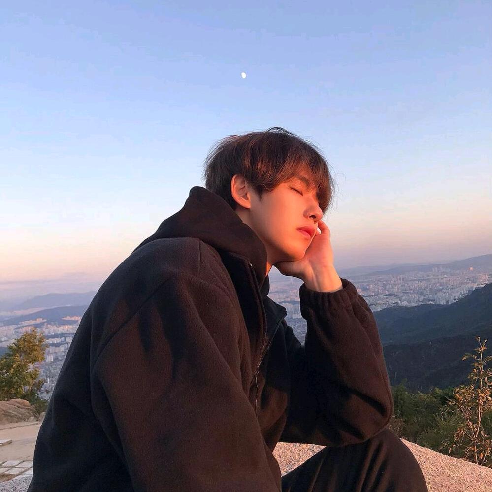 爬上屋顶给月亮点根烟