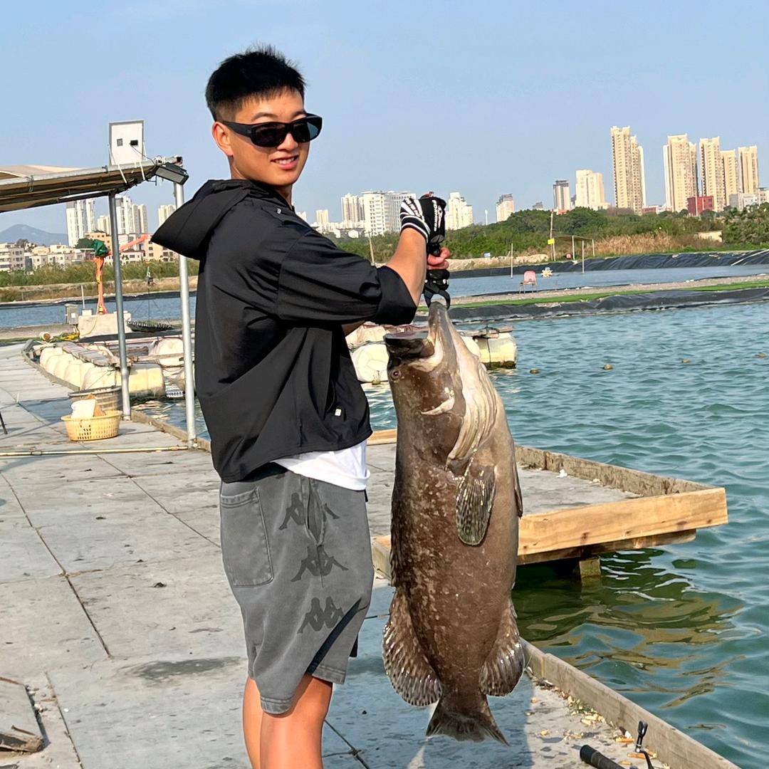钓鱼呢小伙子