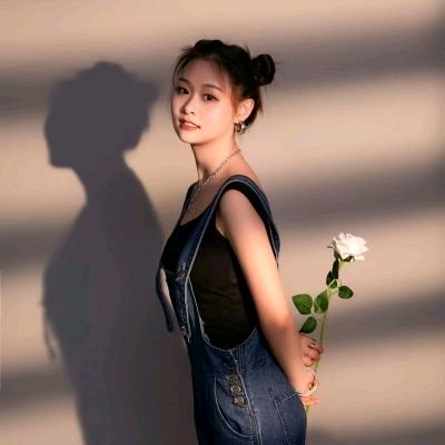 玫瑰藏在浅风里，