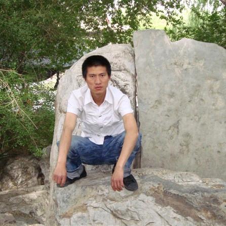 户外剪头发的小哥