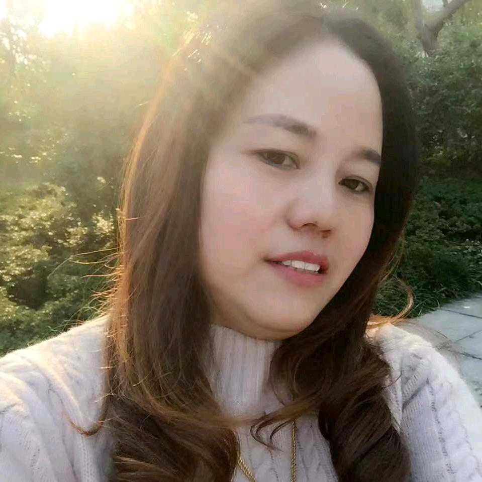玲>.<