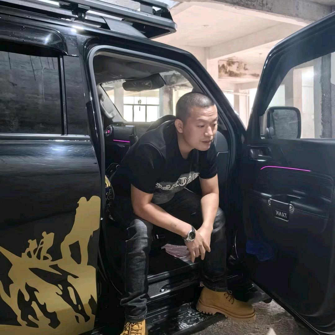 西装暴徒、張靜