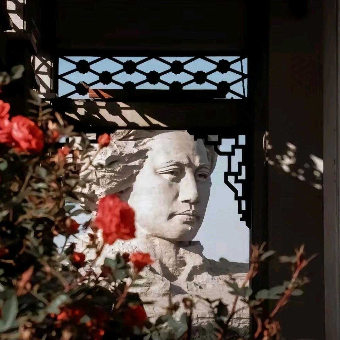 待到山花烂漫时，她在丛中笑