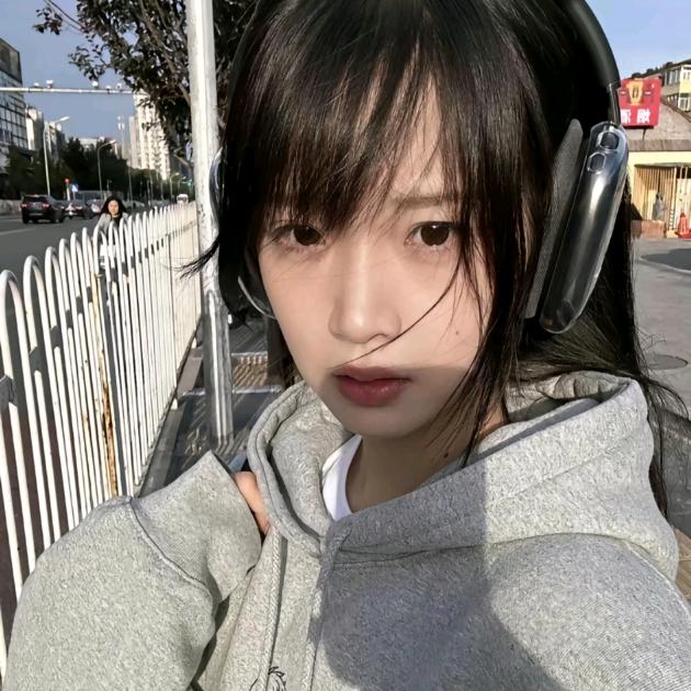YY(><)