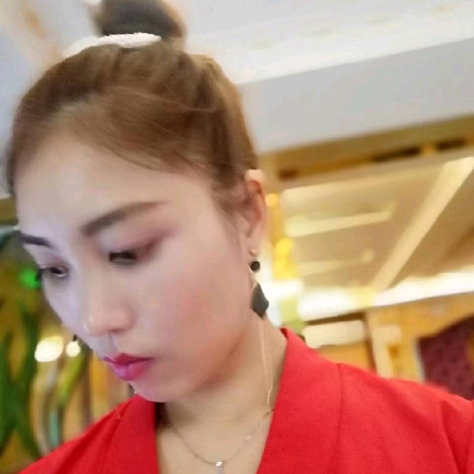 吴默默（单亲妈妈）