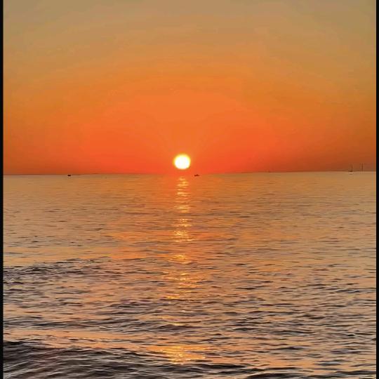 日出江花红胜火