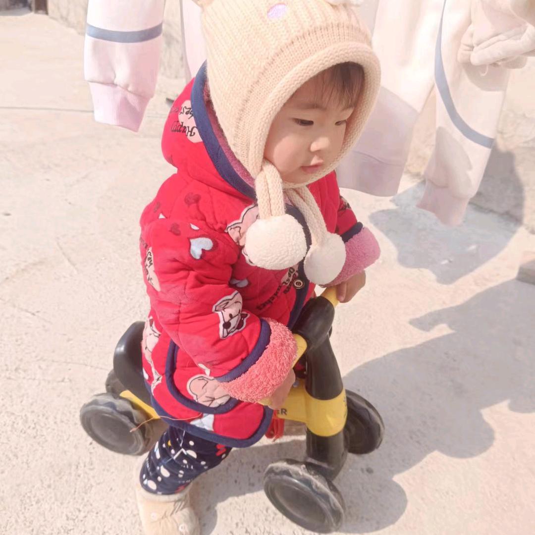 小牛的爸爸带着她捉泥鳅