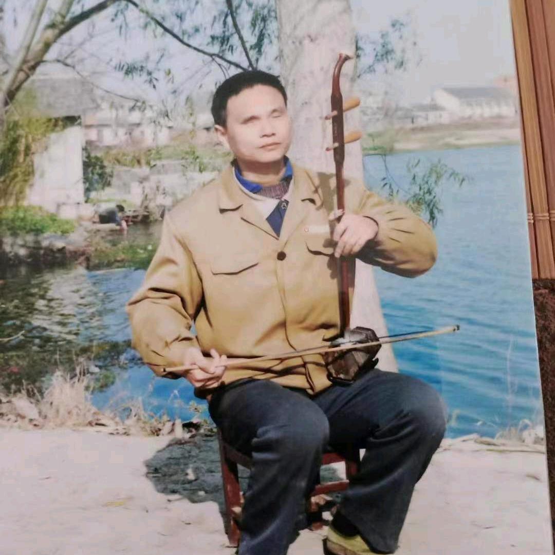盲人老王的动听音乐。