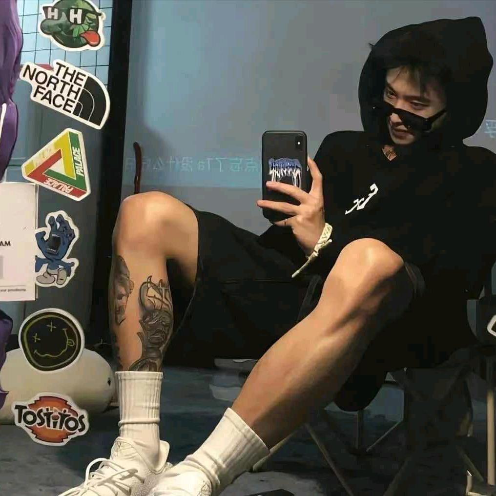 杵着拐棍当老六