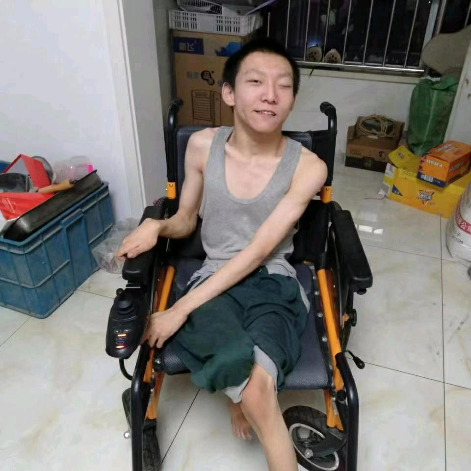 轮椅上的纯心男孩
