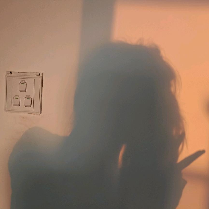 张一一.