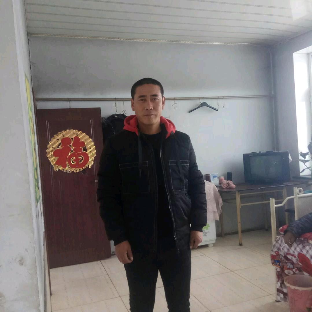 孤独的一个小男孩儿。