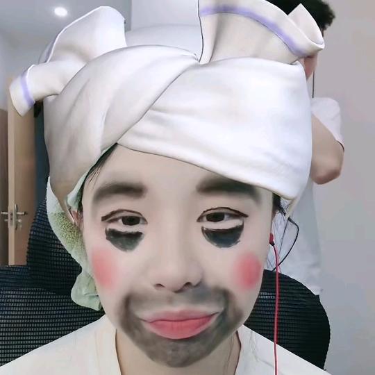 眼前这个小伙儿叫小帅🐒