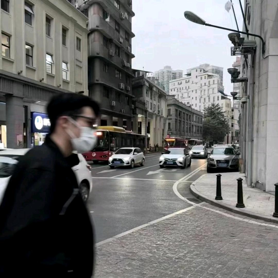 李哈哈.