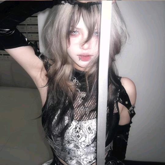 女二。