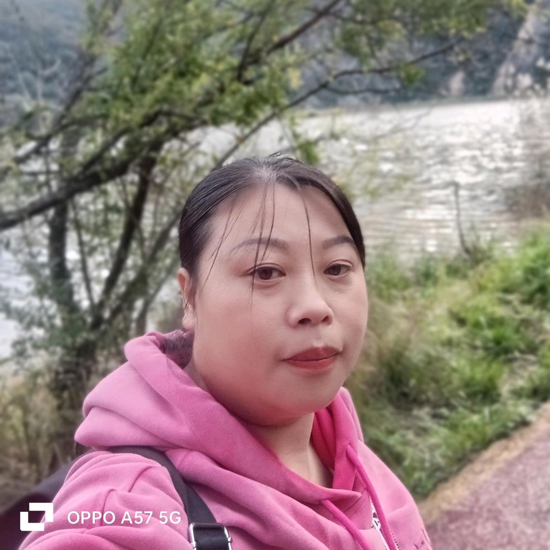 湖边静月