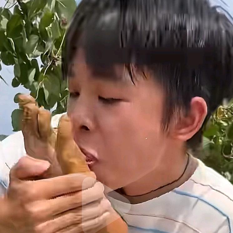 吃脚脚去了。？，！
