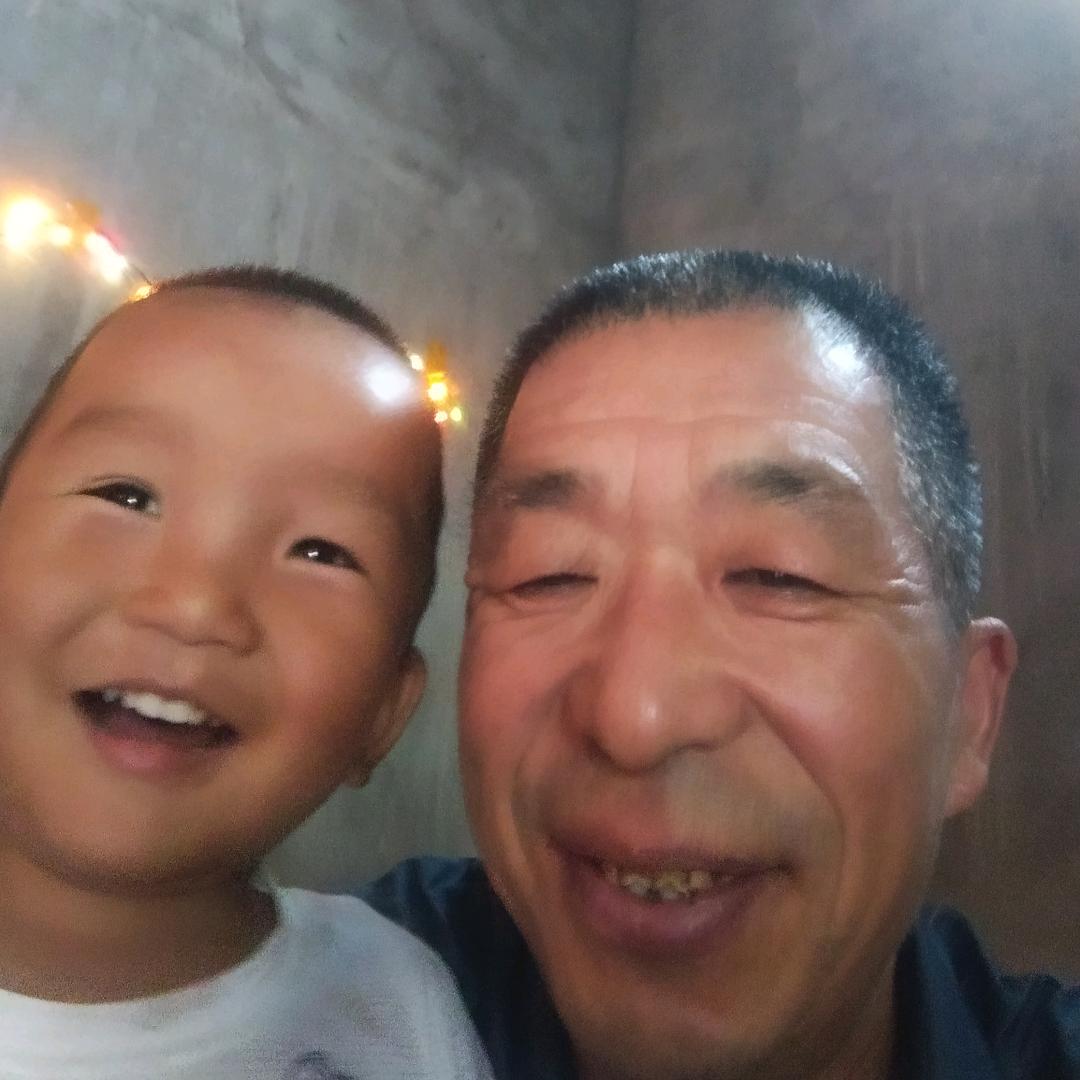 爱唱戏的帅老头祝