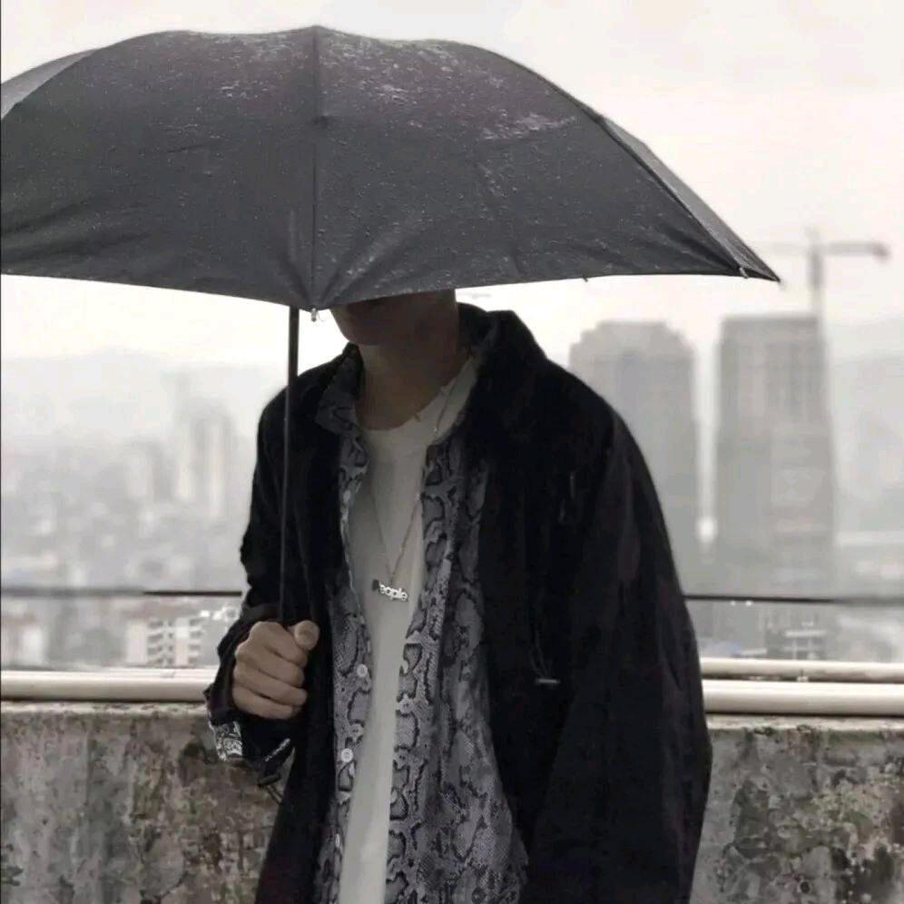 趴在坟头调戏鬼丶