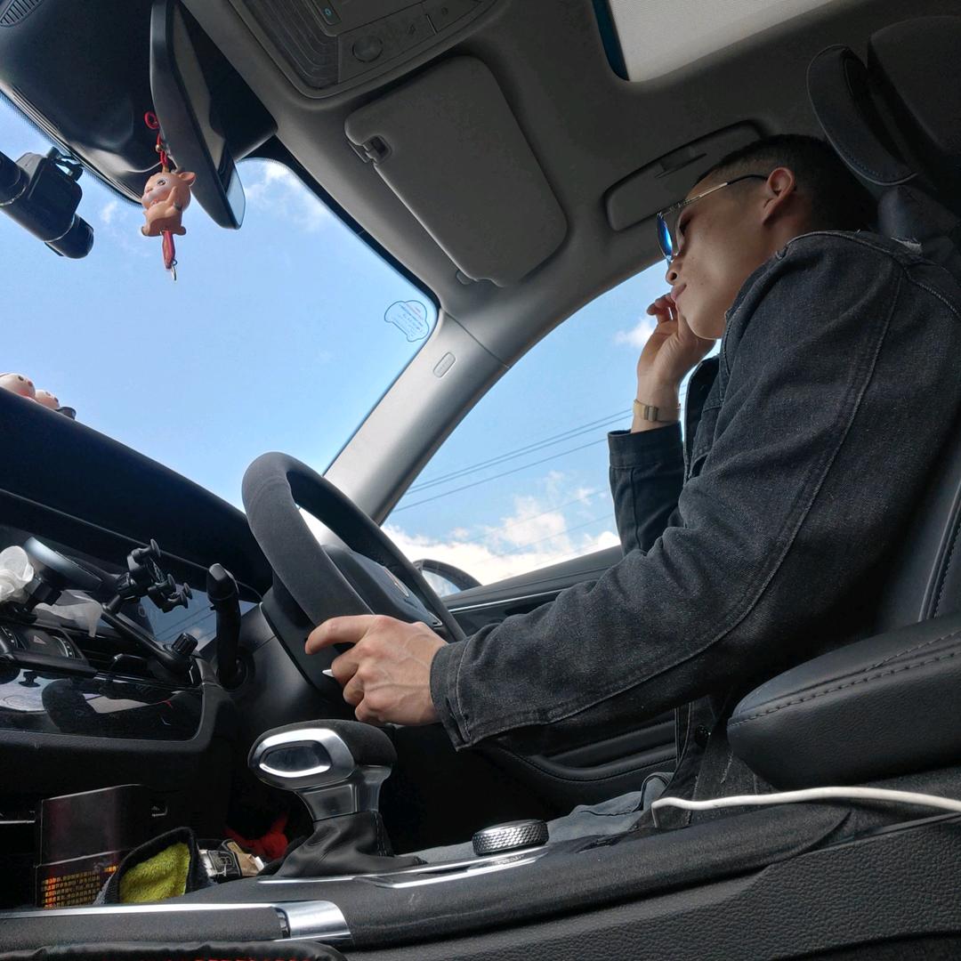 一杯白酒敬曾经え