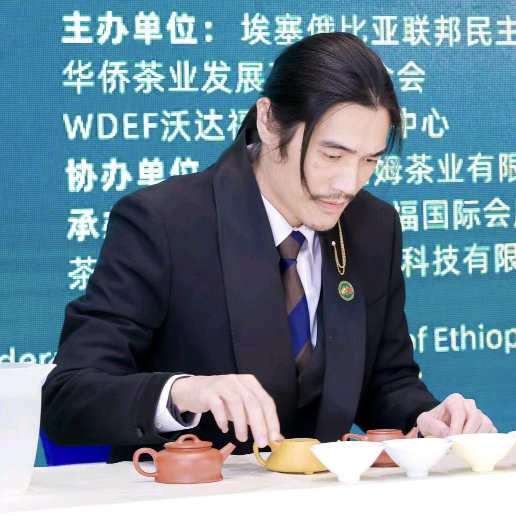 陈旭玩茶壶