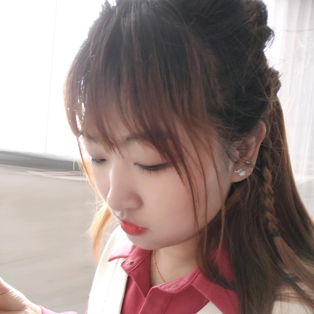 阳光下的小姐姐