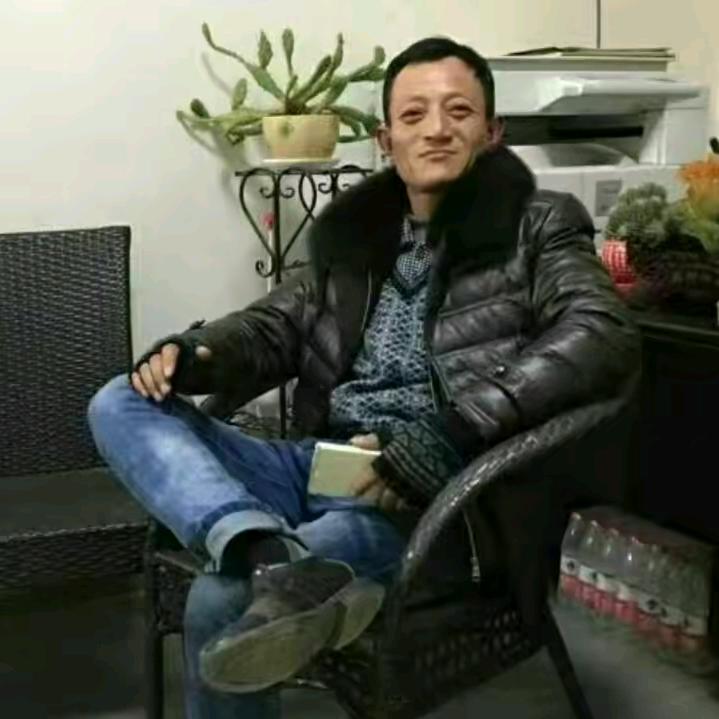 仼三
