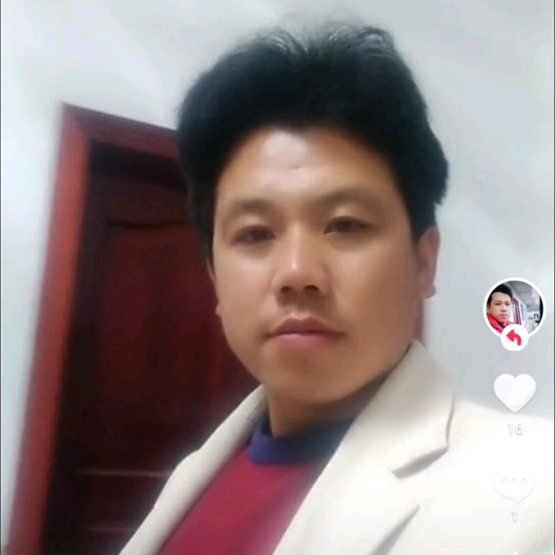 含着眼泪走过。