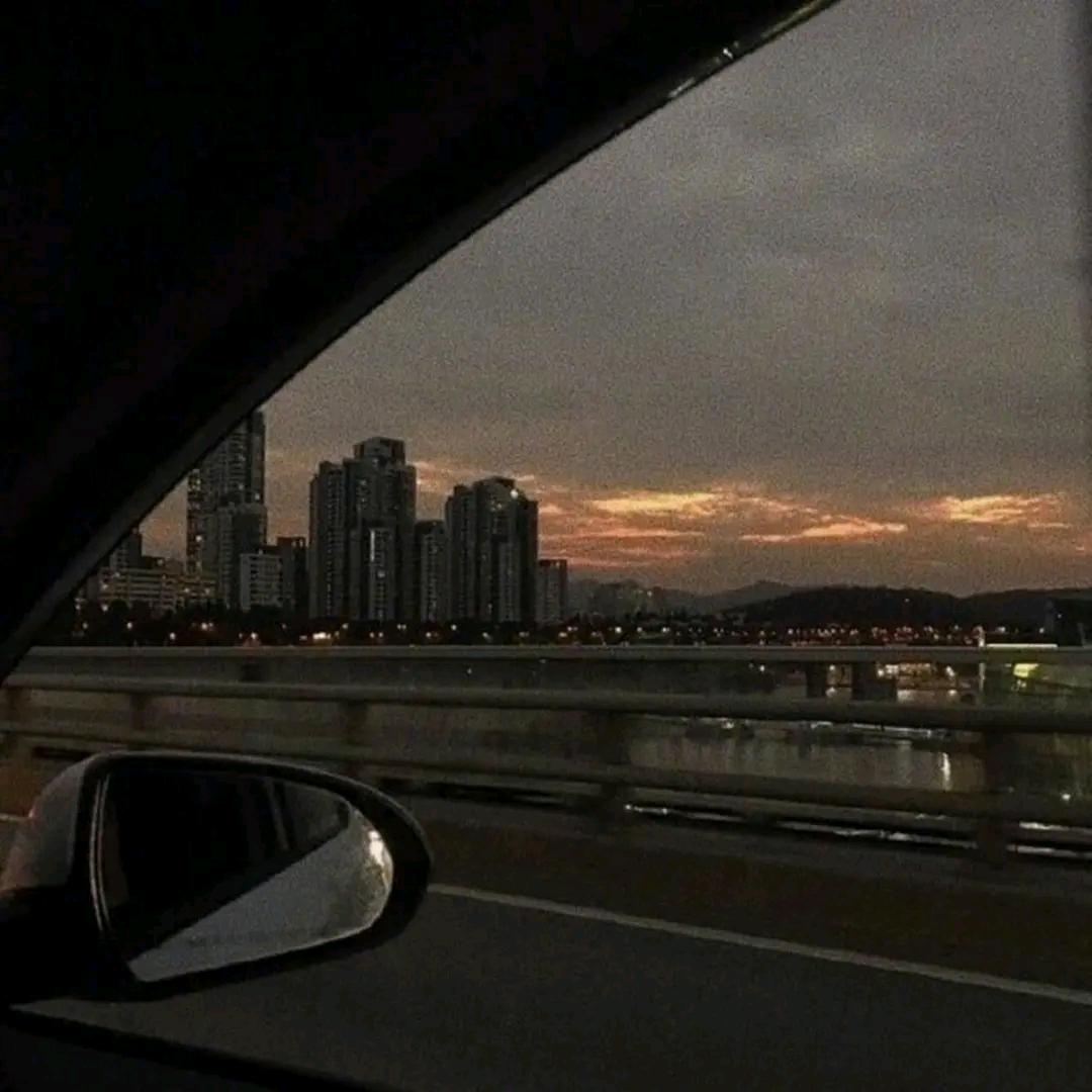 9°