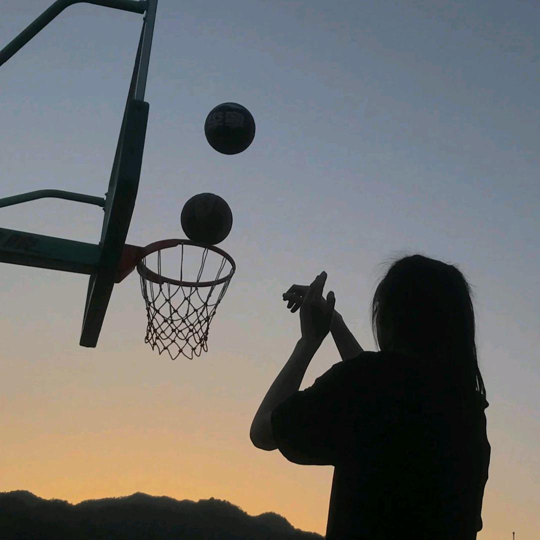 把🏀传给8号～