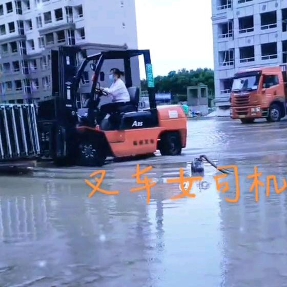 一只单眼皮一只双眼皮