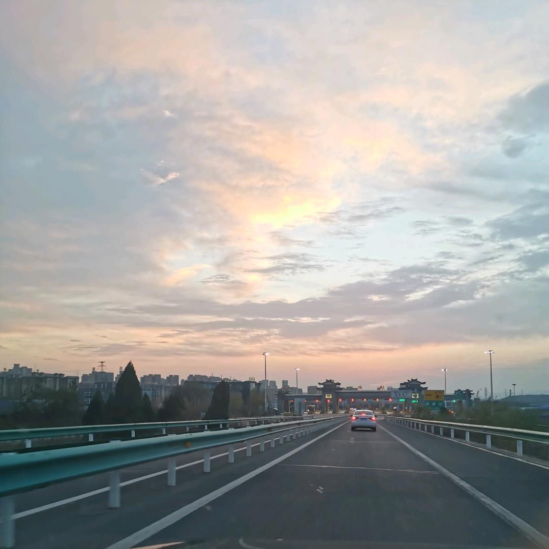 烛光照亮了晚餐