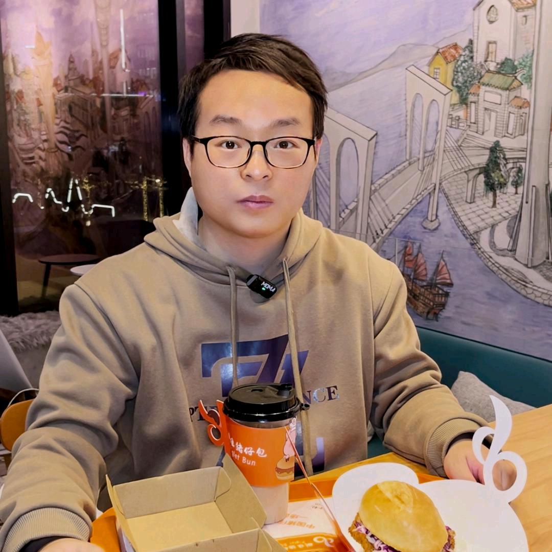 阿健在吃喝玩乐